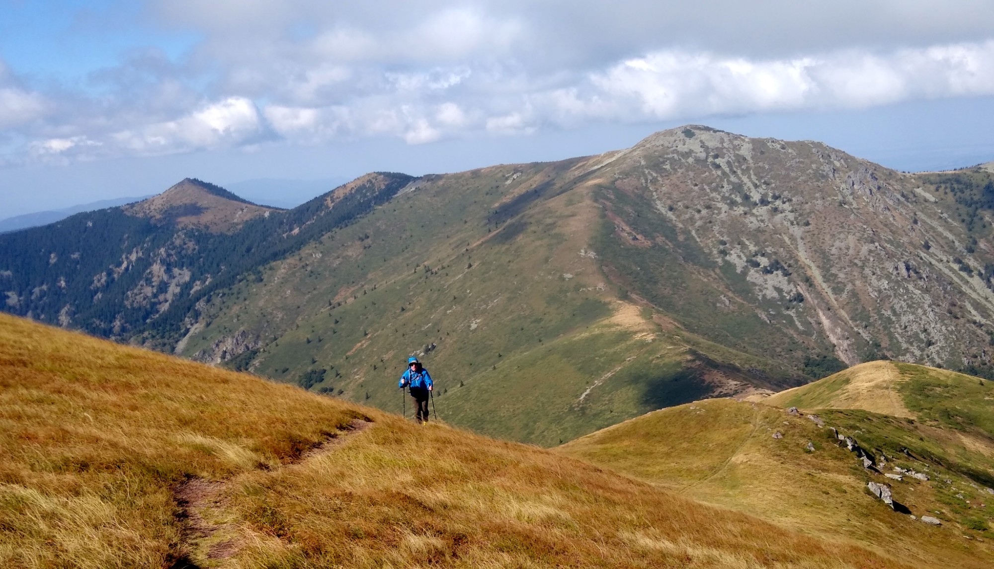 Vrah Replyanska Tsarkva facing Vrah Oba (left) and Vrah Midzhur (right).