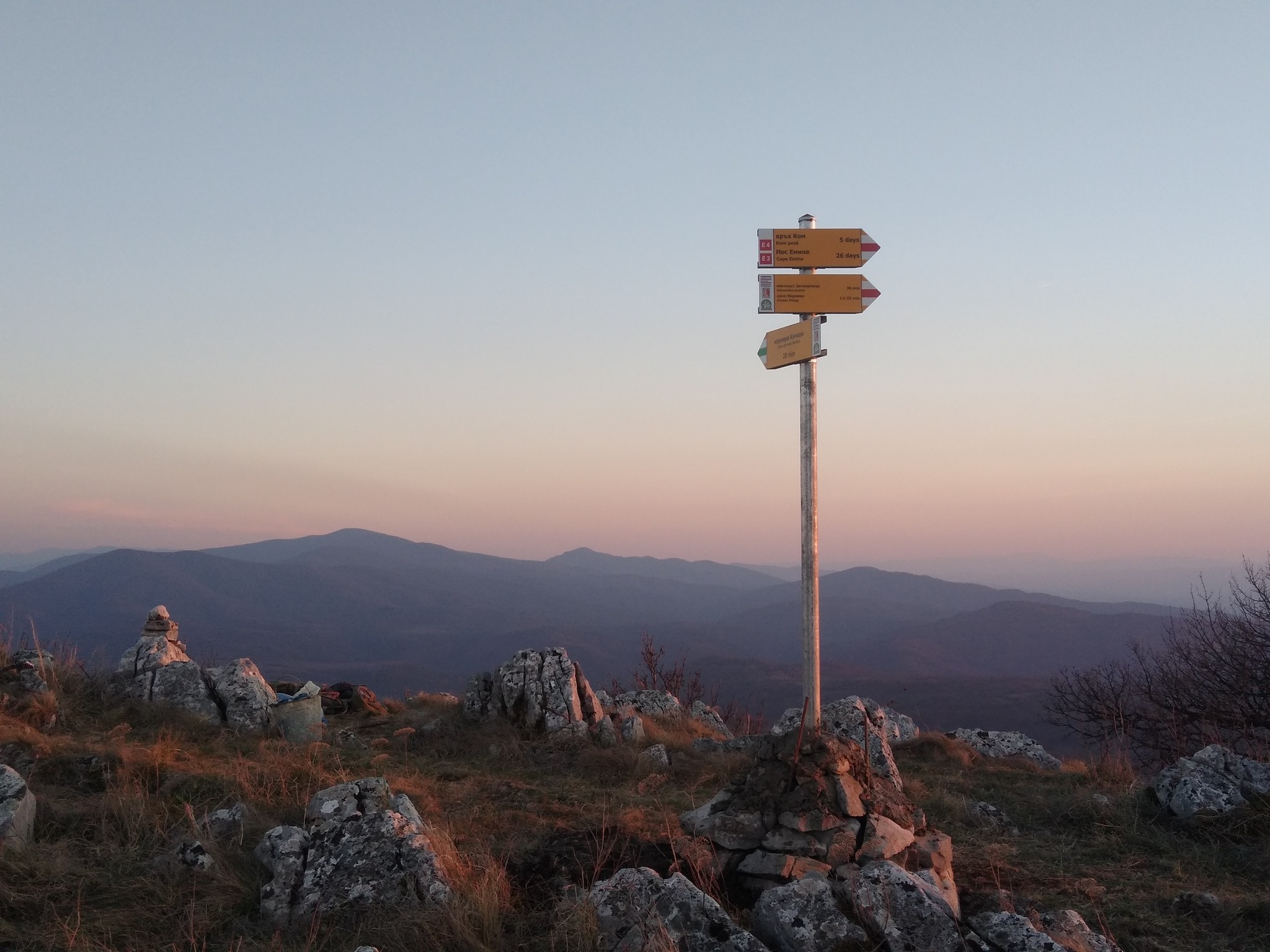 Directional arrows across the Vrashka Chuka ridge